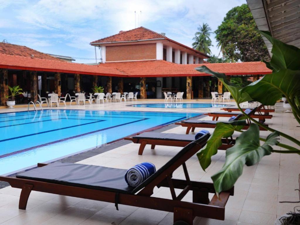 Full Moon Garden Hotel Negombo Bagian luar foto