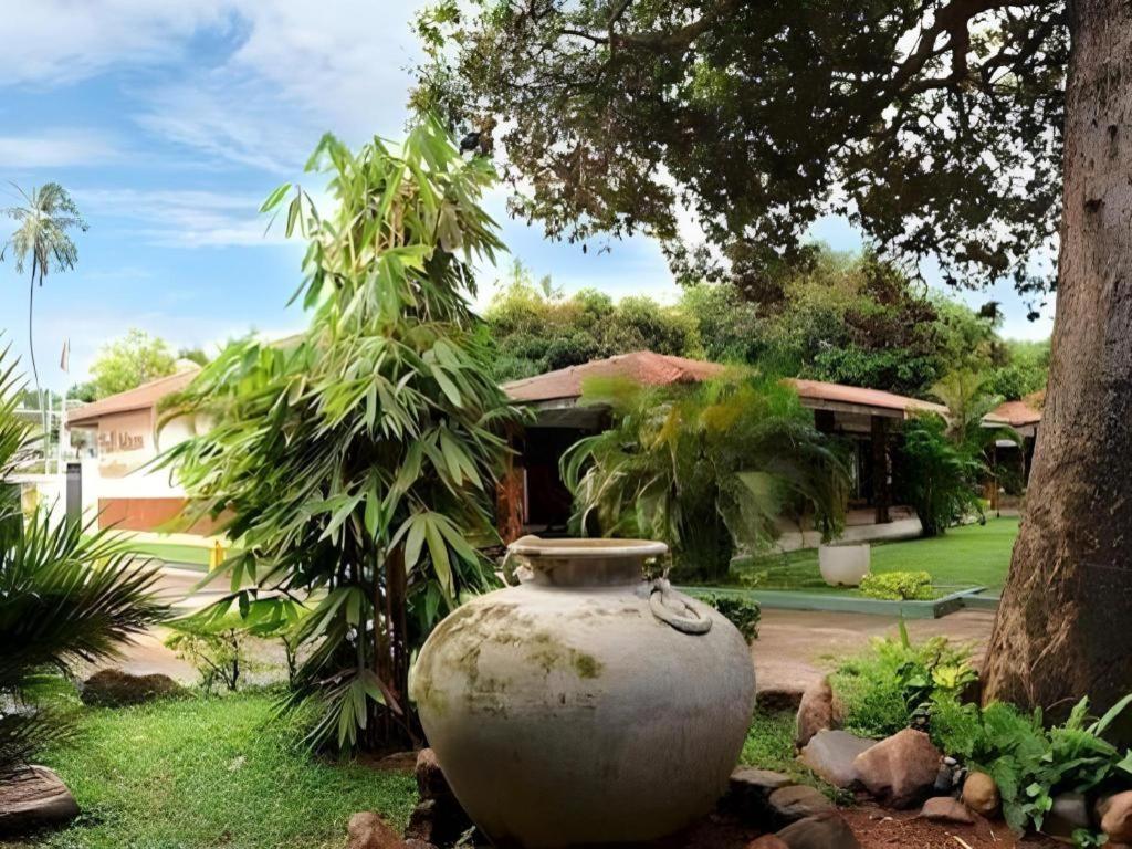 Full Moon Garden Hotel Negombo Bagian luar foto