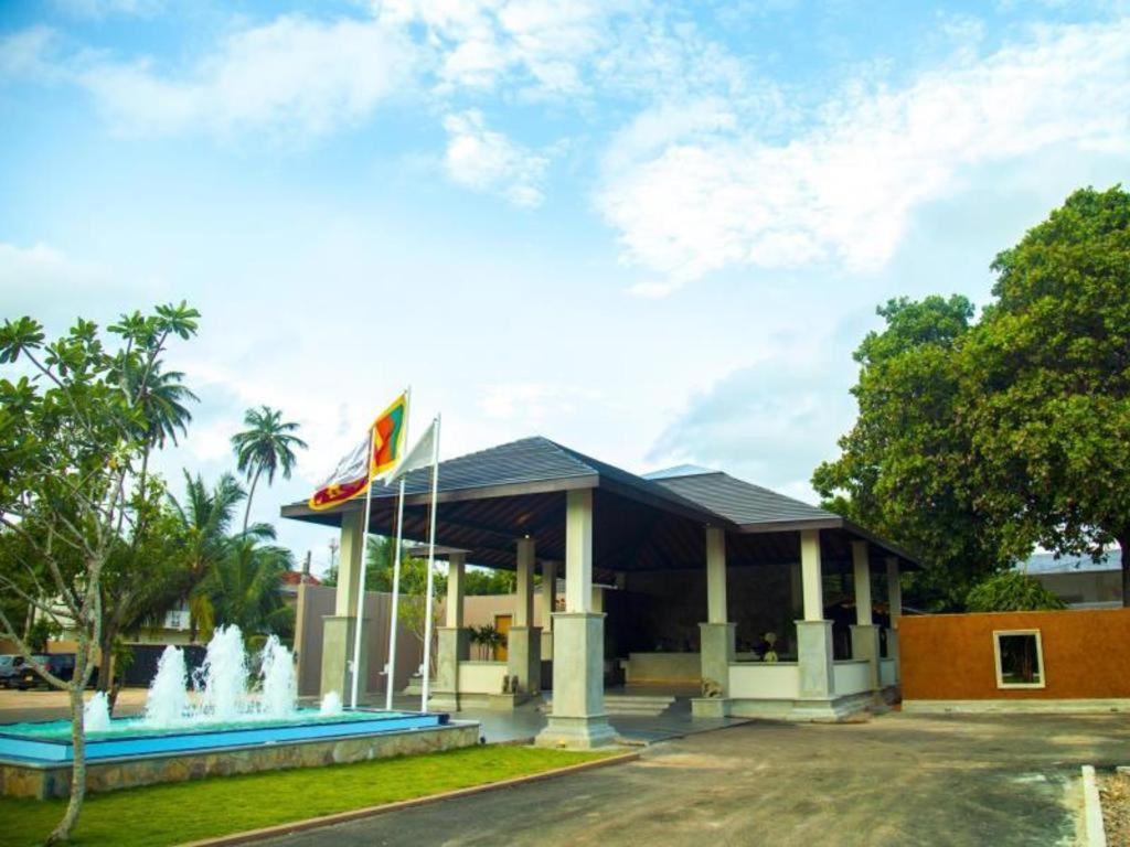 Full Moon Garden Hotel Negombo Bagian luar foto