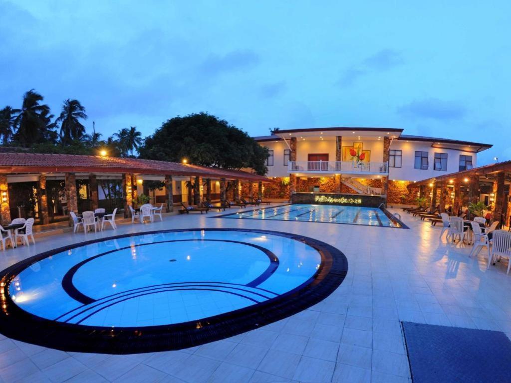 Full Moon Garden Hotel Negombo Bagian luar foto